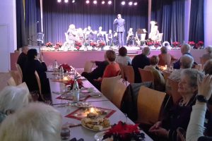 Vikids und JBO spielten unter Michael Meininger auf der Weihnachtsfeier der Altenmittlauer Seniorinnen und Senioren