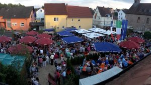 Der Dorfplatz in der Ortsmitte von Altenmittlau bei der Feier des Ortsjubiläums im vergangenen Jahr